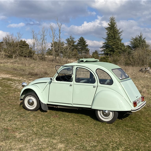 Citroën 2CV , voiture classique rénovée pour vos voyages en Aveyron